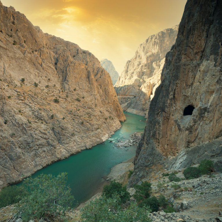 Тъмни каньони, сини води и магични гледки