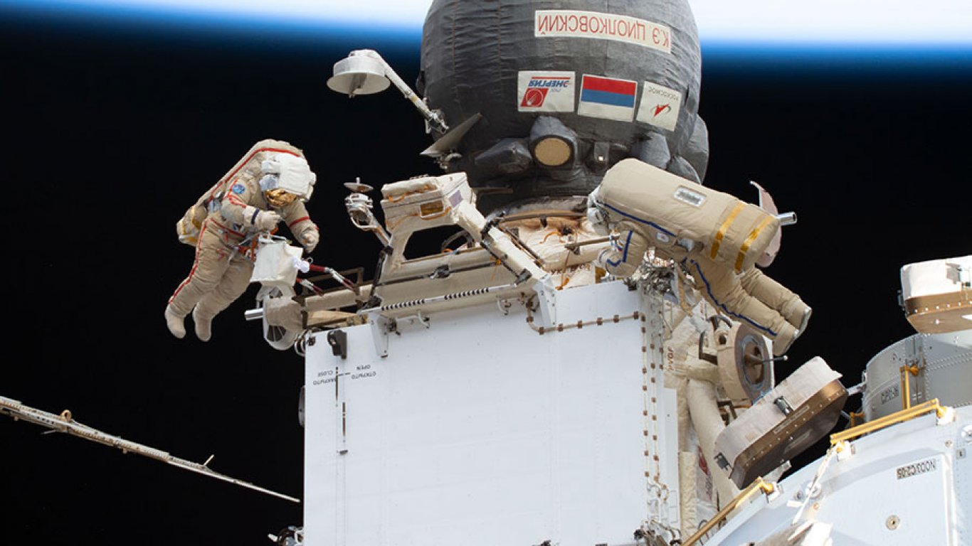 Механичен проблем отложи излизане на руски космонавти извън МКС