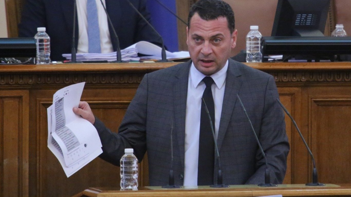 Иван Ченчев показа от трибуната в НС заплахи срещу депутат от БСП