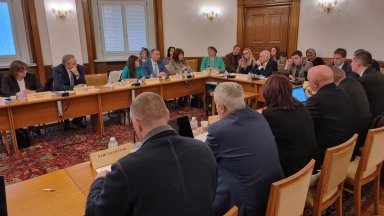 Социалната комисия в парламента прие минималната заплата да стане 850