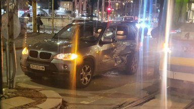 Втора поредна вечер джип блъска трамвай в центъра на София Возило