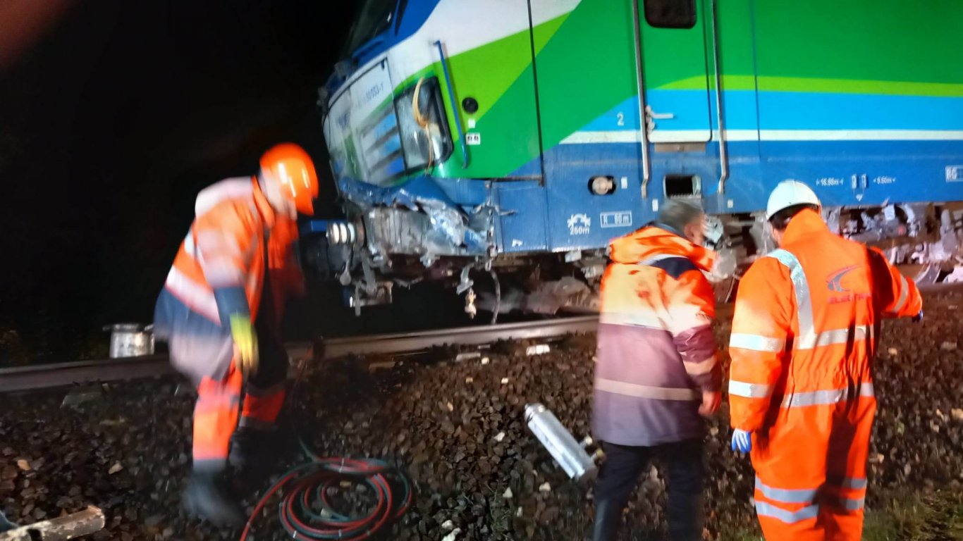 Пуснаха движението по жп линията, на която влак се удари в паднали скали