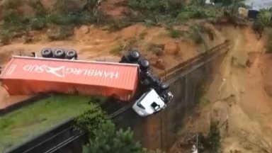Най-малко двама загинали и 30 изчезнали при голямо свлачище в Бразилия (видео)