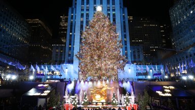 Грейнаха светлините на коледното дърво в Рокфелер център показват кадри