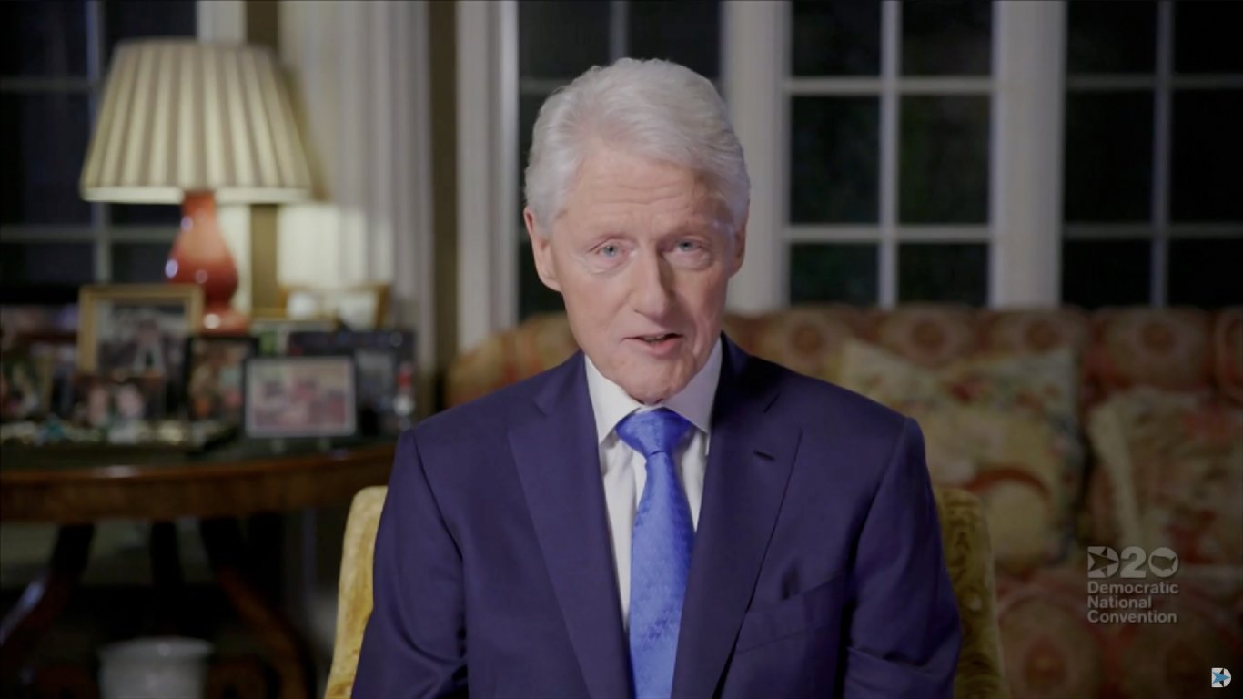 Бил Клинтън съжалява, че убедил Украйна да се откаже от ядреното оръжие