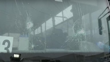 Щетите по изпочупените два автобуса и маршрутка в Пловдив възлизат