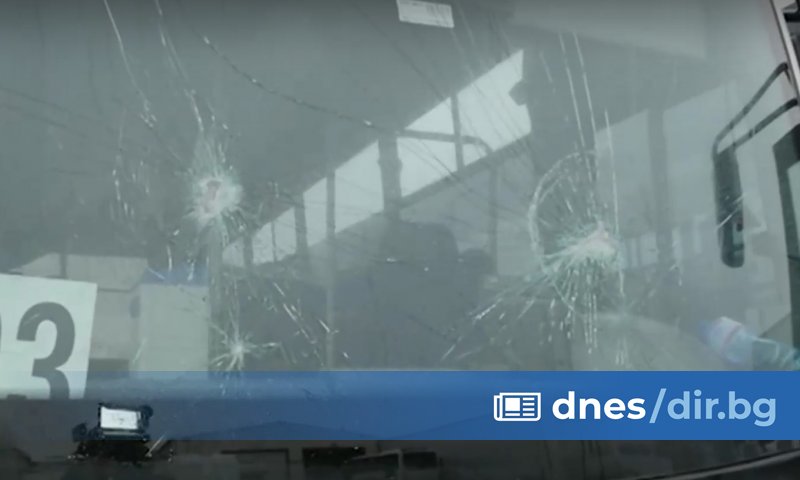 Щетите по изпочупените два автобуса и маршрутка в Пловдив възлизат