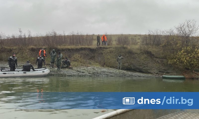 Четвърти ден продължава издирването на мъжете, които изчезнаха в яз.