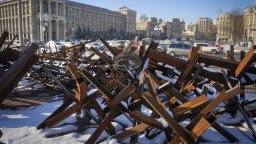 Киев твърди, че Русия се изтегля от градове по Днепър и че стреля с "празни" ракети за заблуда