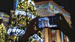 10-метровата Коледна елха грейна пред Народния театър (снимки)