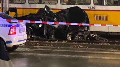 22 годишен шофьор на лек автомобил БМВ пострада след сблъсък с