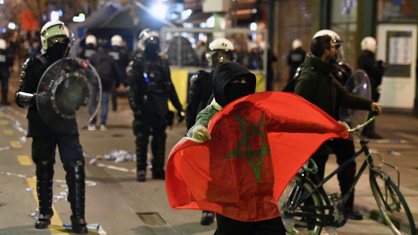 Париж изправя полицията на крак преди Франция - Мароко
