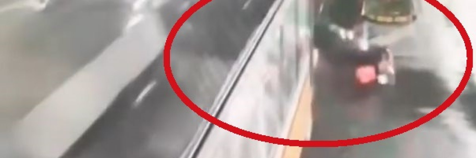 Изтече видео от момента на катастрофата на трамвай №20 с БМВ в София