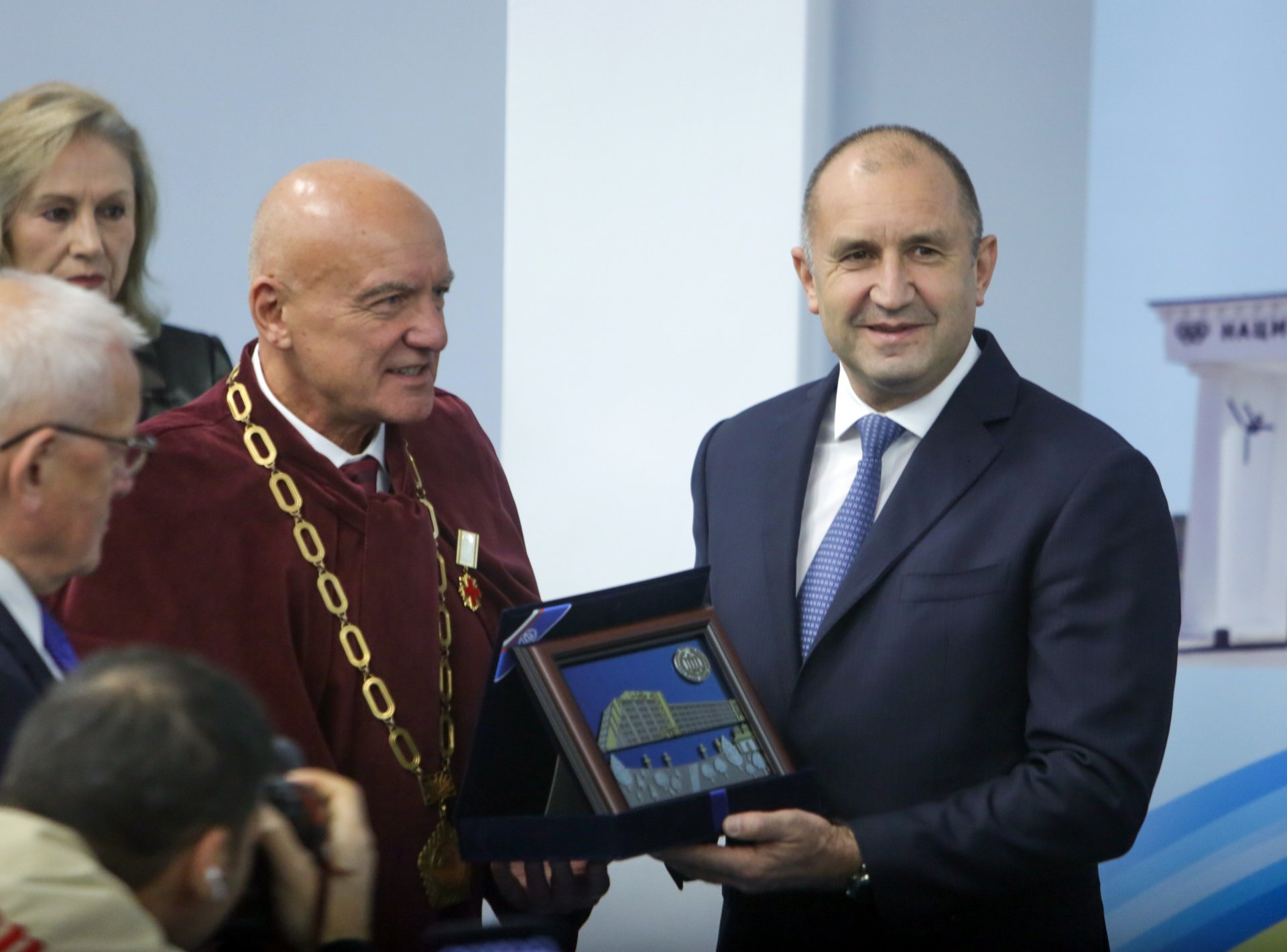 Държавният глава Румен Радев удостои НСА с Почетен знак на президента по случай 80-годишнината на университета 