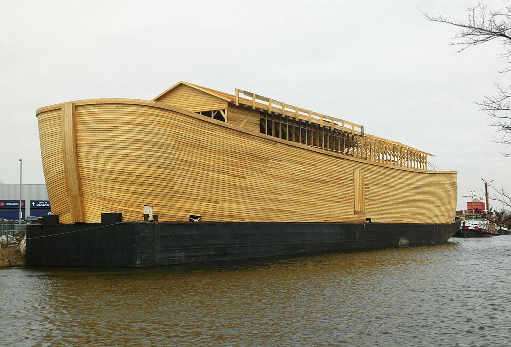 70-метровото копие на Ноевия ковчег в Нидерландия. В плаващия религиозен музей на стойност почти 1 млн. евро, са изложени реплики на различни животни 