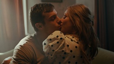 Виктория Георгиева и Филип Буков изгарят в страстна целувка