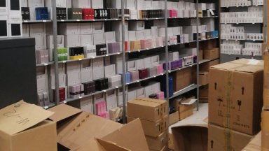 Близо 40 000 флакона с парфюми носещи отличителни знаци на