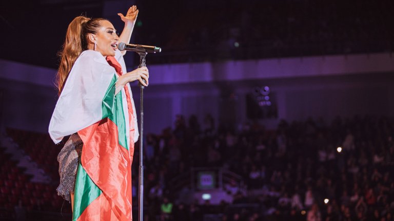 Цеца Величкович предизвика скандал в РСМ - развя българското знаме на сцената (видео)