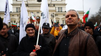 "Възраждане" няма да подкрепи кабинет на ГЕРБ, затвори за движение площада пред НС (снимки)