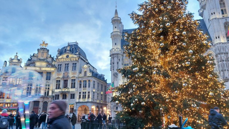 Коледен Брюксел - много светлина, аромат на гофрети и щастливи хора (снимки)