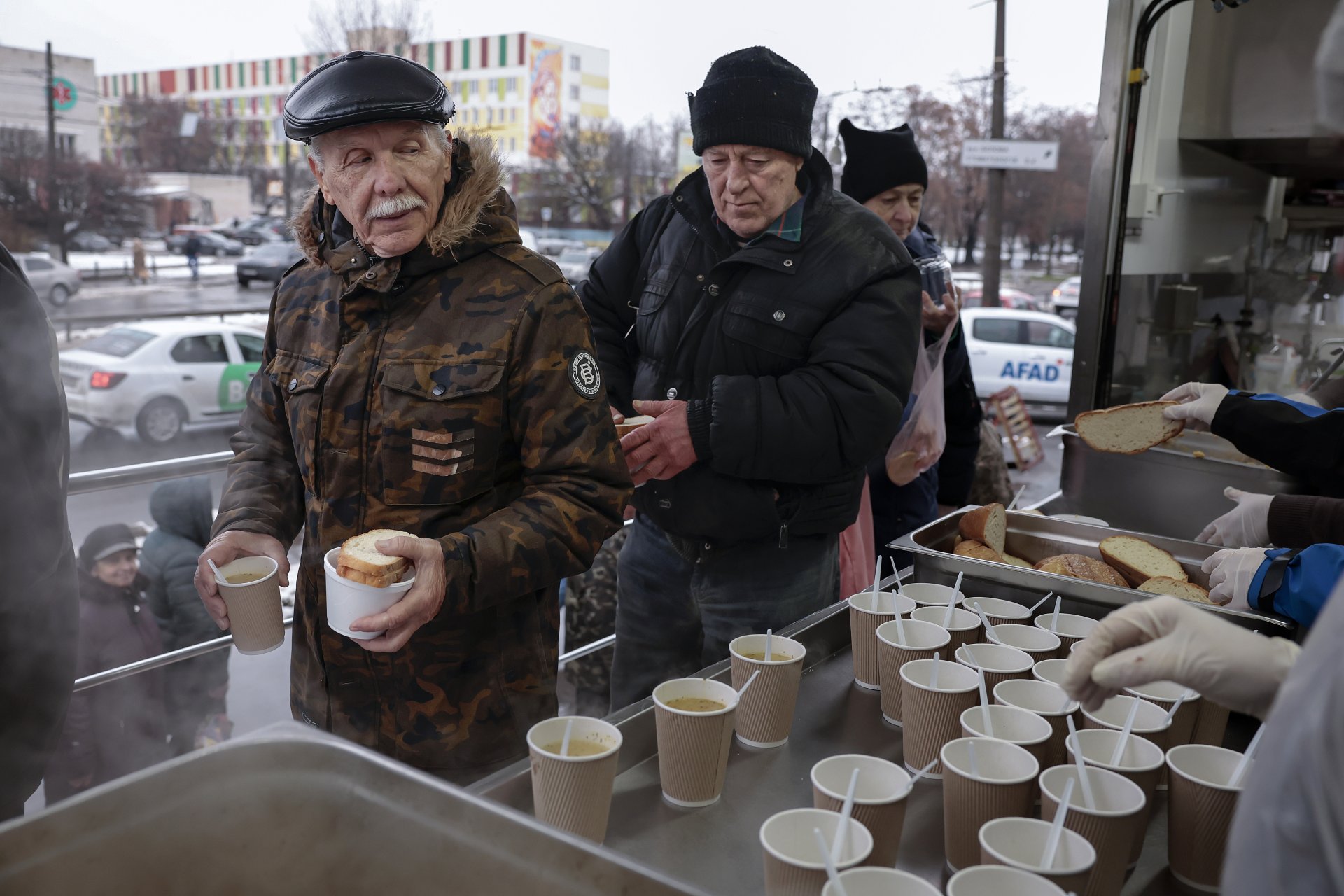 Бедстващи в Чернигов получават храна 