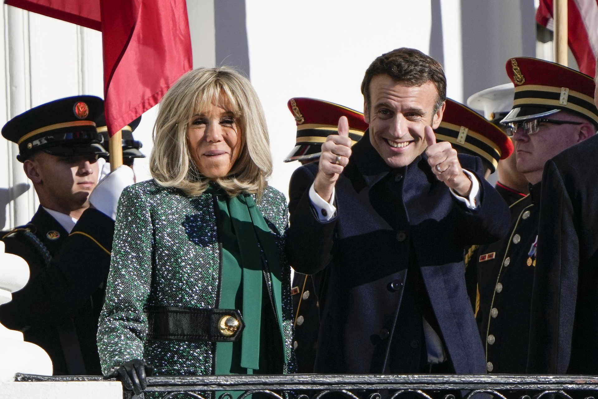  Френският президент Еманюел Макрон и съпругата му Брижит Макрон поздравяват тълпата на Южната морава на Белия дом по време на официално държавно посещение на 01 декември 2022 г. във Вашингтон