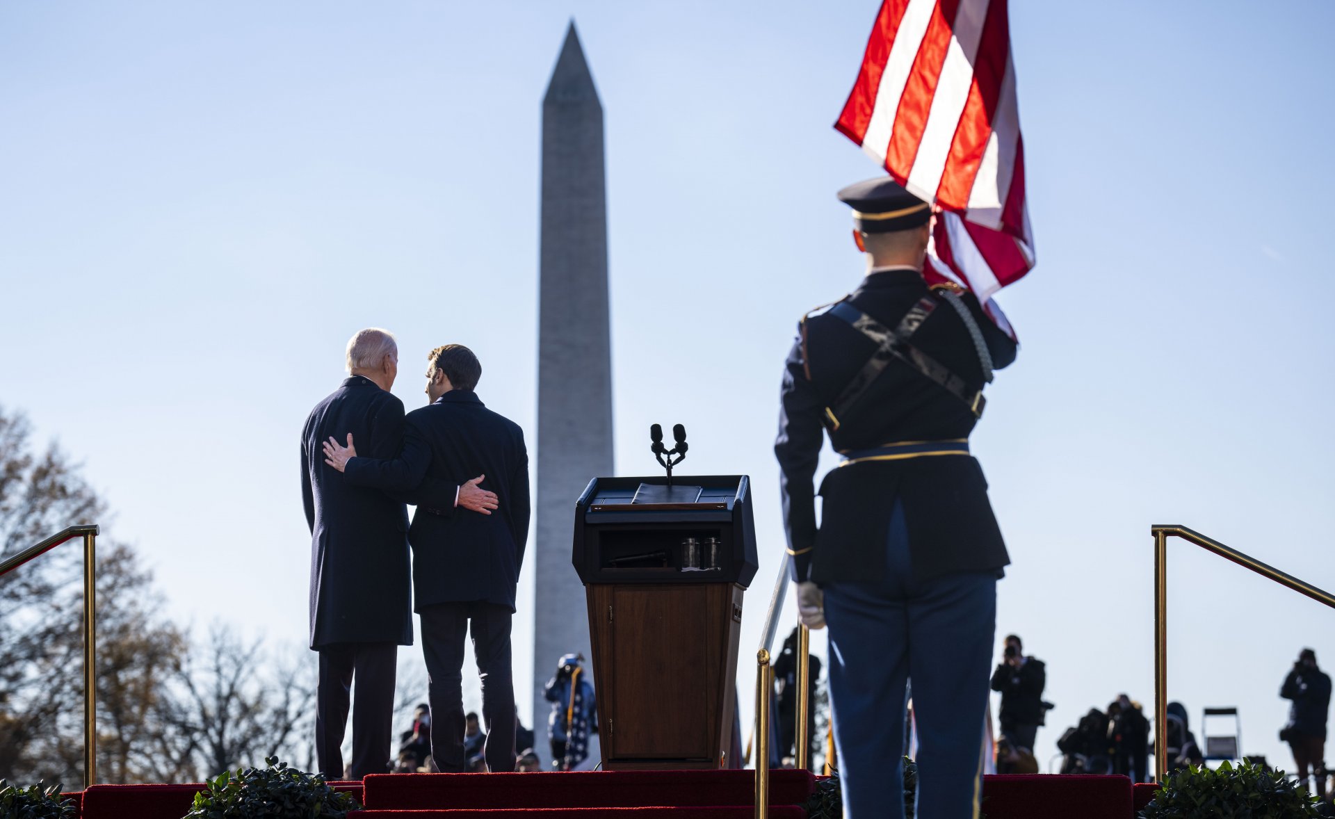 Президентът Джо Байдън (вляво) и френският президент Еманюел Макрон изпълняват своите национални химни по време на официална церемония по пристигането в Белия дом на 01 декември 2022 г. във Вашингтон, окръг Колумбия. 