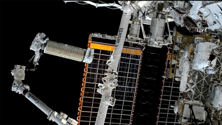 НАСА показа кадри от последната "космическа разходка" около МКС (видео)