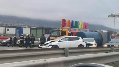 Верижна катастрофа с десет коли и два камиона блокира Околовръстния път в София (снимки)