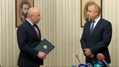 Президентът Румен Радев връчва проучвателния мандат за съставяне на ново