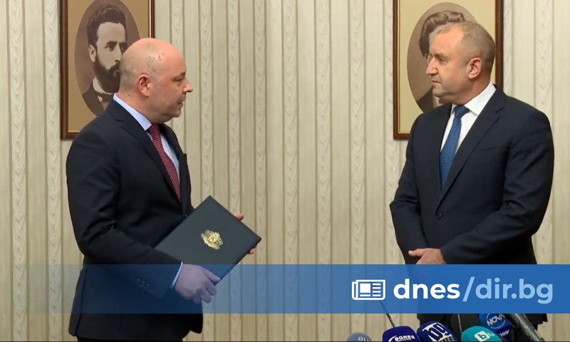 Президентът Румен Радев връчва проучвателния мандат за съставяне на ново