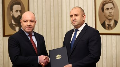 Президентът Румен Радев връчи проучвателния мандат за съставяне на ново