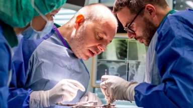 По време на интервенцията екипът на проф Николай Габровски е