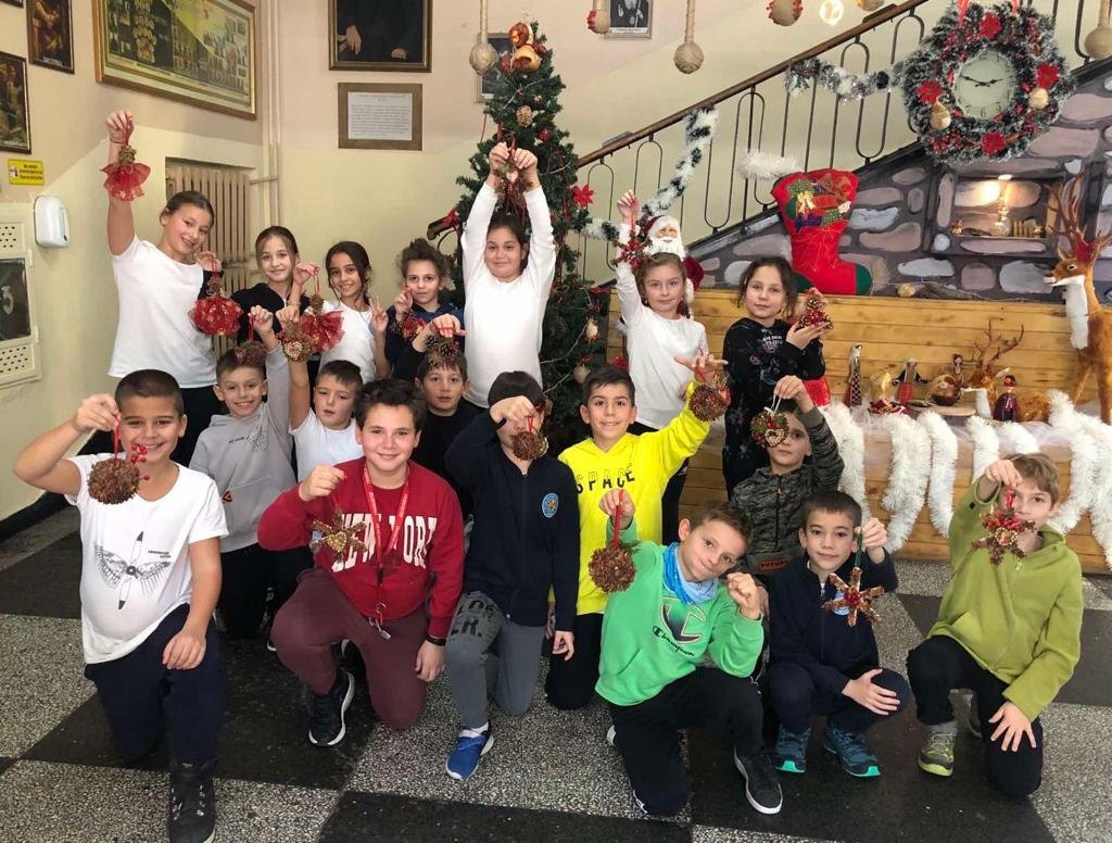 Учениците от 139 ИОУ "Захарий Круша" сами изработиха с много любов и въображение играчките за своята Елха на Таланта" 