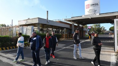"Лукойл" бърза да се отърве от рафинерията си в Сицилия, но се сблъска с държавен комисар