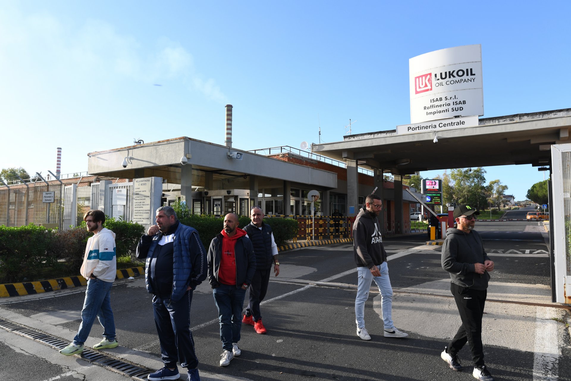 На 18 ноември работници от рафинерията на "Лукойл" в Сицилия, Италия, вдигнаха стачка заради евентуално спиране на производството през декември