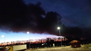 Резервоари с гориво са се запалили близо до военното летището