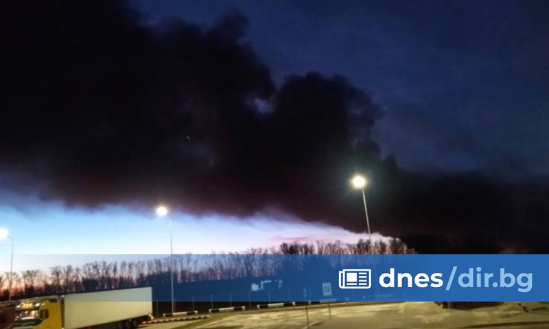 Резервоари с гориво са се запалили близо до военното летището