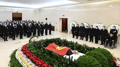 Сирени огласиха цял Китай в знак на почит към Цзян Цзъмин (снимки)