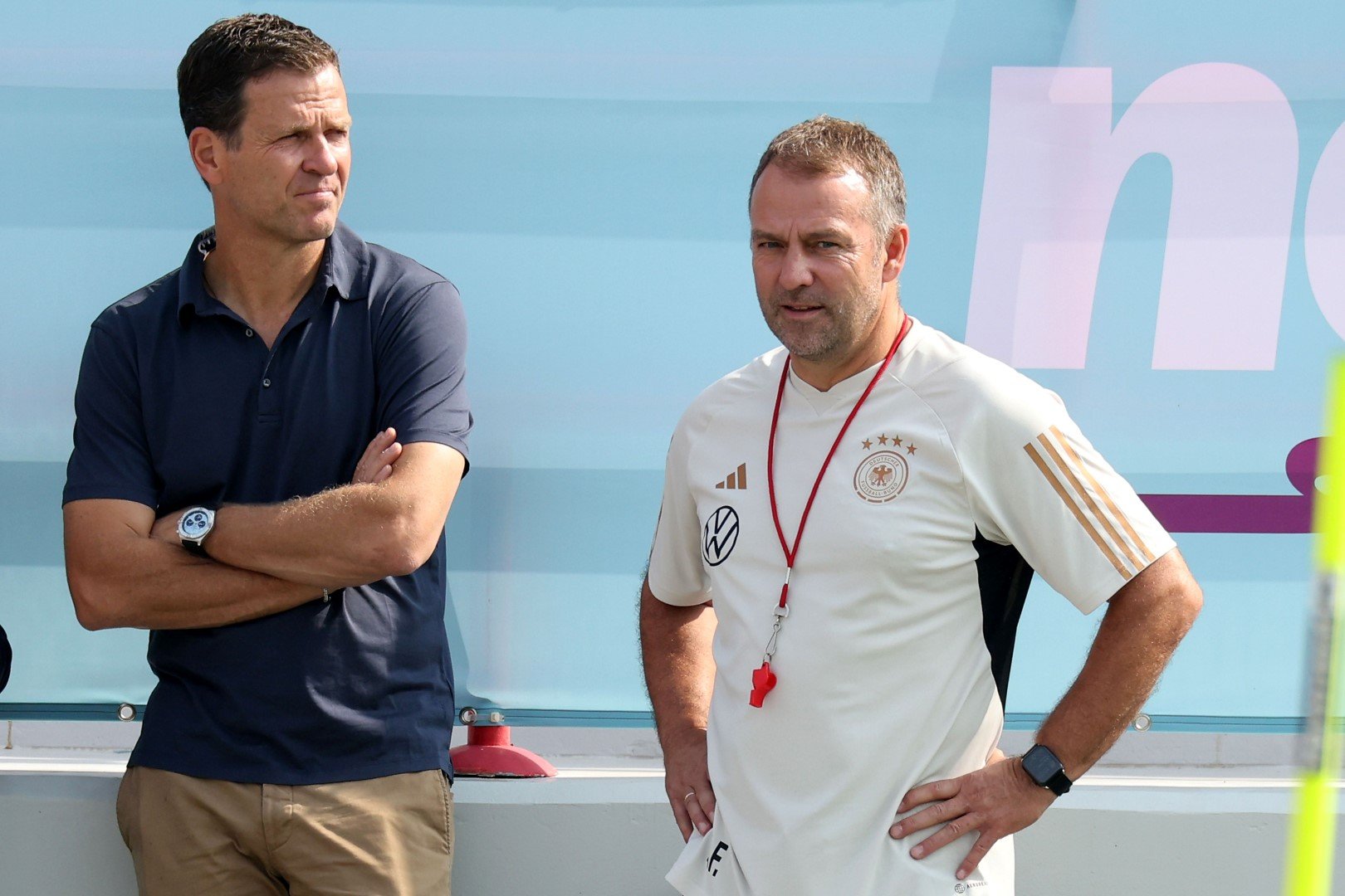 Бирхоф (вляво)  и Ханзи Флик по време на тренировка в Катар преди отпадането от Мондиал 2022