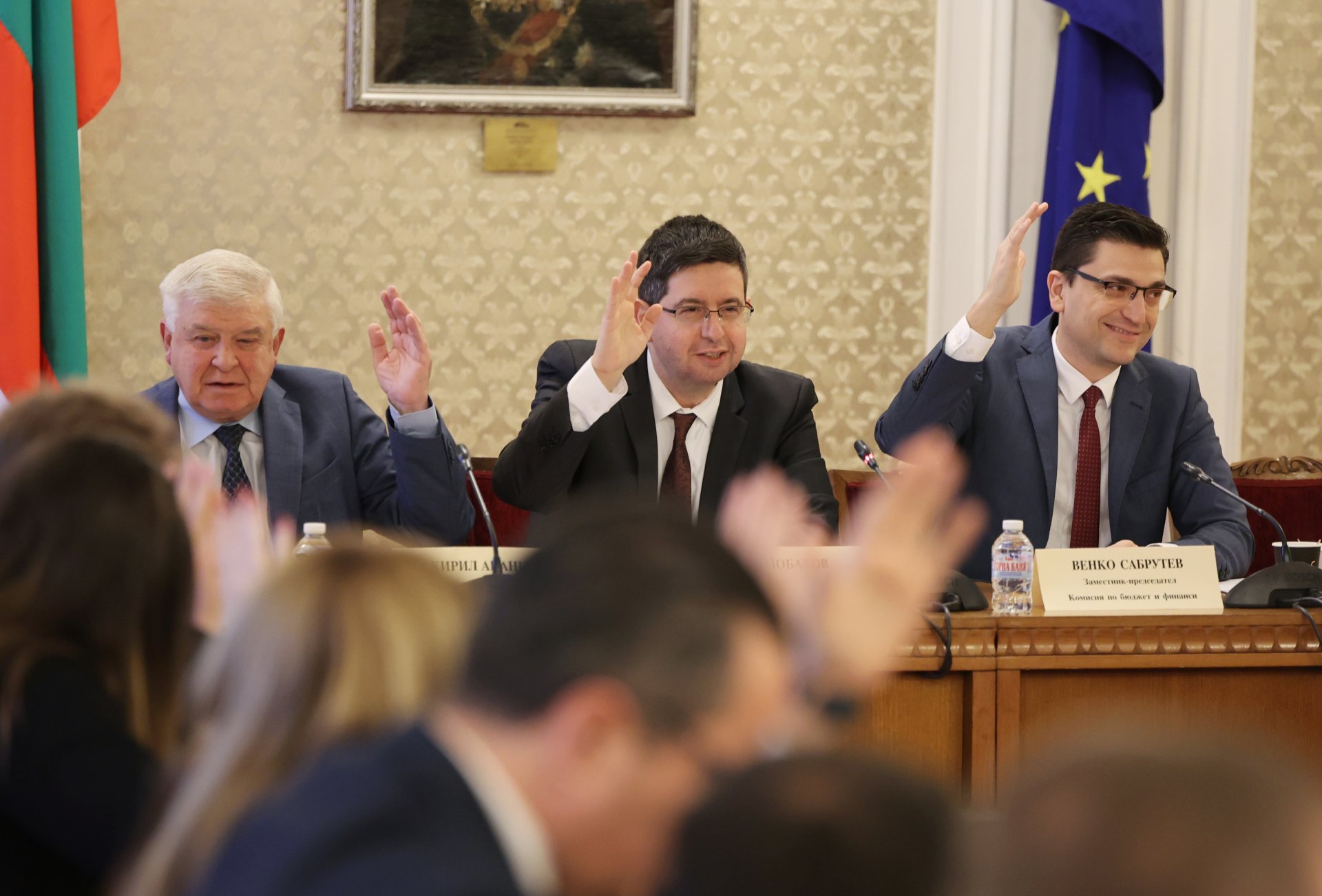 Гласуване в бюджетната комисия на 6 декември: председателят на комисията Петър Чобанов, Венко Сабрутев (вдясно), Кирил Ананиев (вляво)