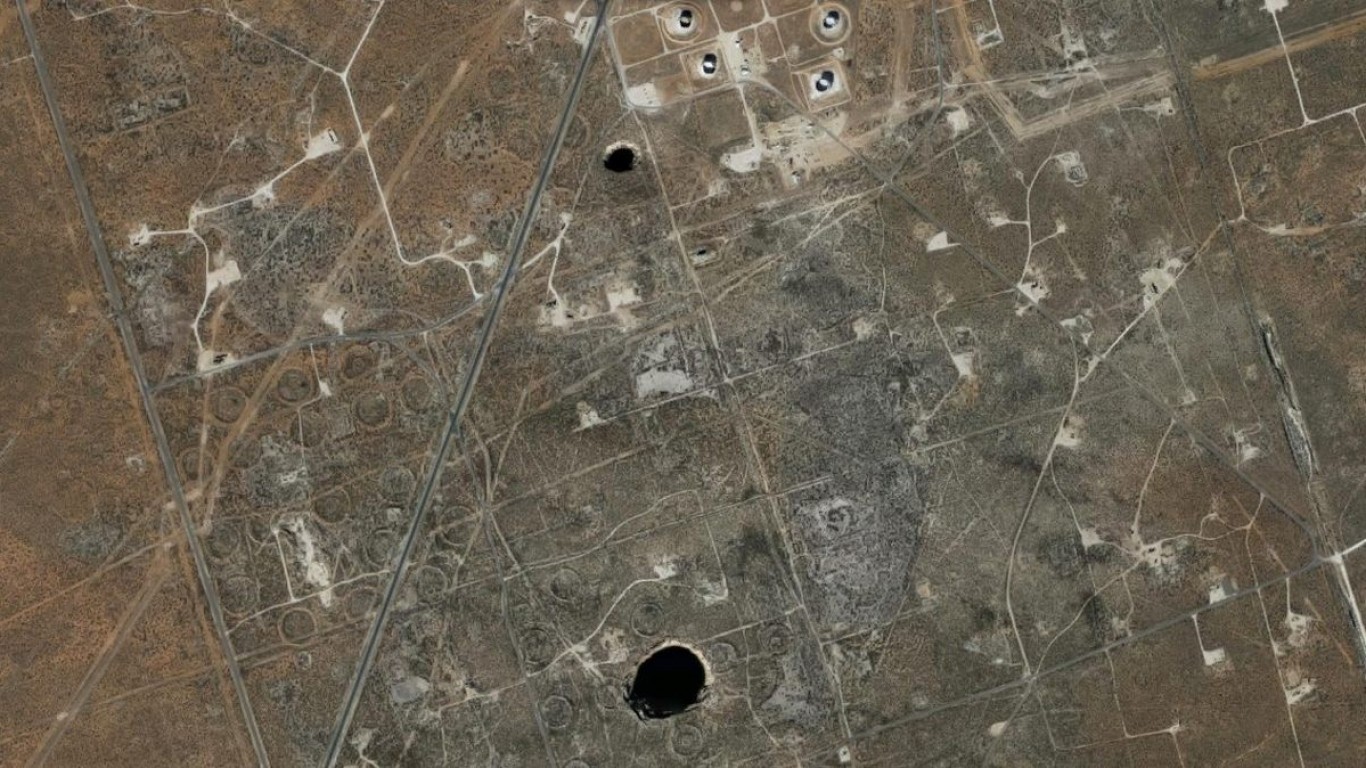 Гигантски дупки в Тексас могат да погълнат два малки града(видео)