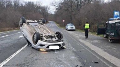 Лек автомобил с турска регистрация се вряза в спрян джип