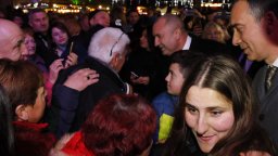 Президентът: Научно е доказано, че най-красивите и интелигентни жени са от Бургас