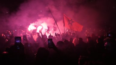 Камъни и шокови гранати: Сблъсъци на марокански фенове и полиция в Нидерландия (снимки/видео)