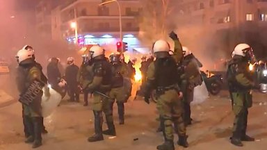 Камъни и коктейли "Молотов": Втора нощ  на сблъсъци в Солун и Атина (видео)