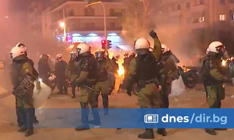 Сблъсъци между младежи и полицията избухнаха днес в Атина и