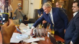 СДС почерпи за 33-годишнината от създаването си с торта в парламента