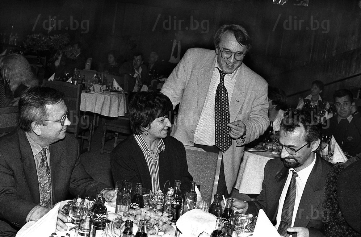 23 декември 1993 г. На наградите "Репортер на годината", организирани от вестник "Репортер 7". От ляво надясно: Осман Октай, Рени Цанова, Тошо Тошев и Ахмед Доган