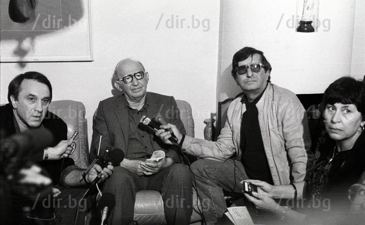 21 октомври 1991 г. Тошо Тошев заедно с Румяна Узунова и други колеги журналисти на пресконференцията, която Тодор Живков даде под домашен арест във вилата си на ул. "Секвоя".